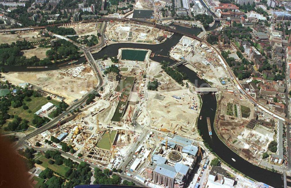 Berlin - Tiergarten aus der Vogelperspektive: Umbau des Berliner Spreebogens und des Reichstages.