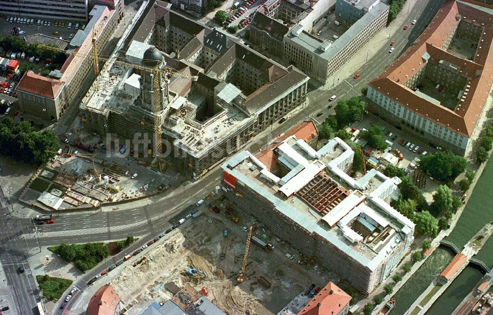 Berlin aus der Vogelperspektive: Umbau des Berliner Stadthauses (ehem. DDR-Ministerrat) in Berlin-Mitte.