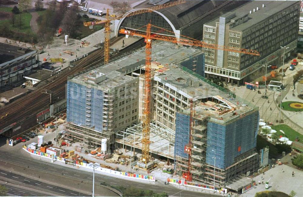 Luftbild Berlin Mitte - 04.10.1993 Umbau des Berolina-Hauses am Berliner Alexanderplatz zum Sitz der Landesbank Berlin