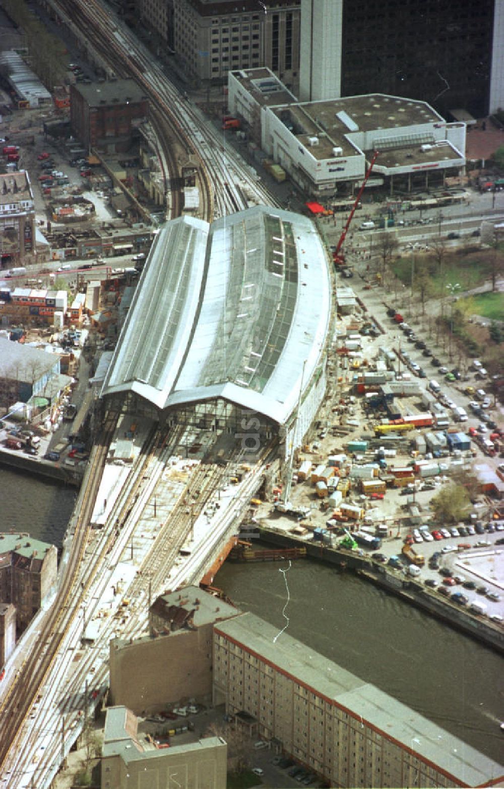 Berlin - Mitte aus der Vogelperspektive: Umbau des Bhf.Friedrichstraße in Berlin-Mitte.