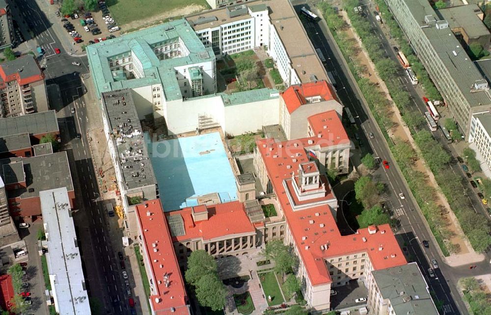 Luftbild Berlin - Umbau des Botschaftsgeländes Rußlands Unter den Linden in Berlin-Mitte.