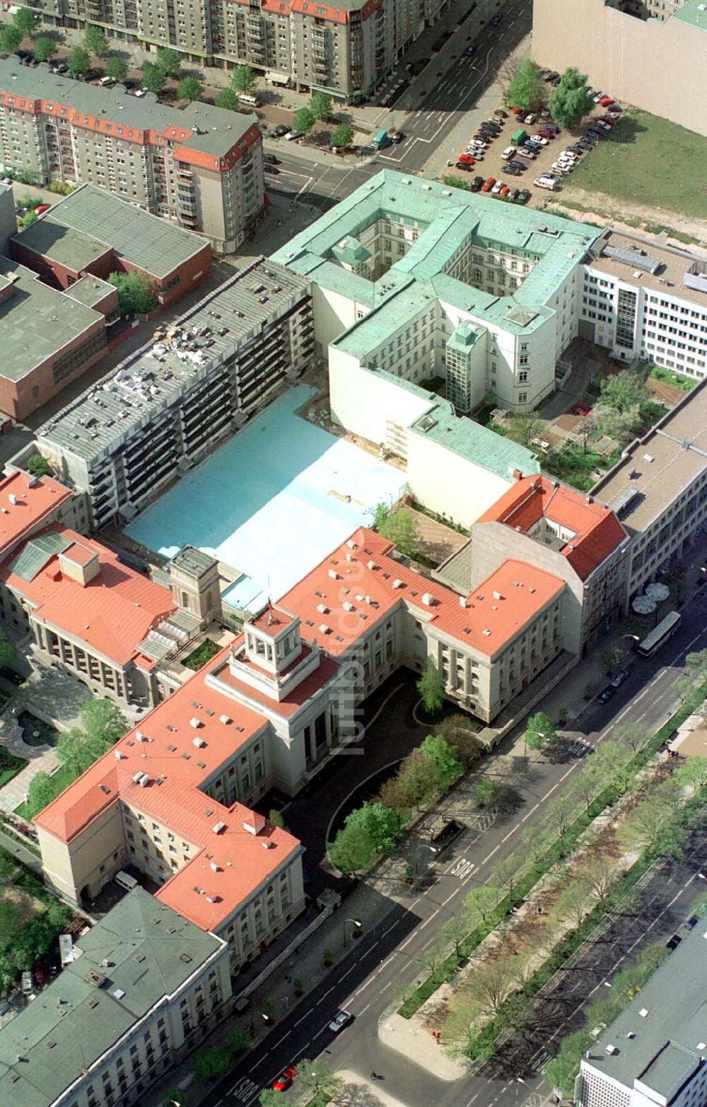 Luftaufnahme Berlin - Umbau des Botschaftsgeländes Rußlands Unter den Linden in Berlin-Mitte.