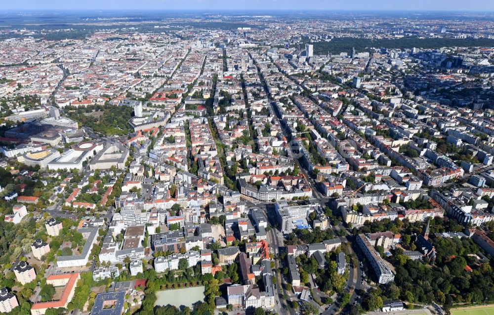 Berlin aus der Vogelperspektive: Umbau eines Büro- und Geschäftshauses an der Blissestraße im Ortsteil Wilmersdorf in Berlin, Deutschland