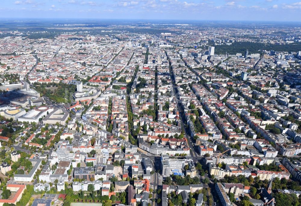 Luftaufnahme Berlin - Umbau eines Büro- und Geschäftshauses an der Blissestraße im Ortsteil Wilmersdorf in Berlin, Deutschland