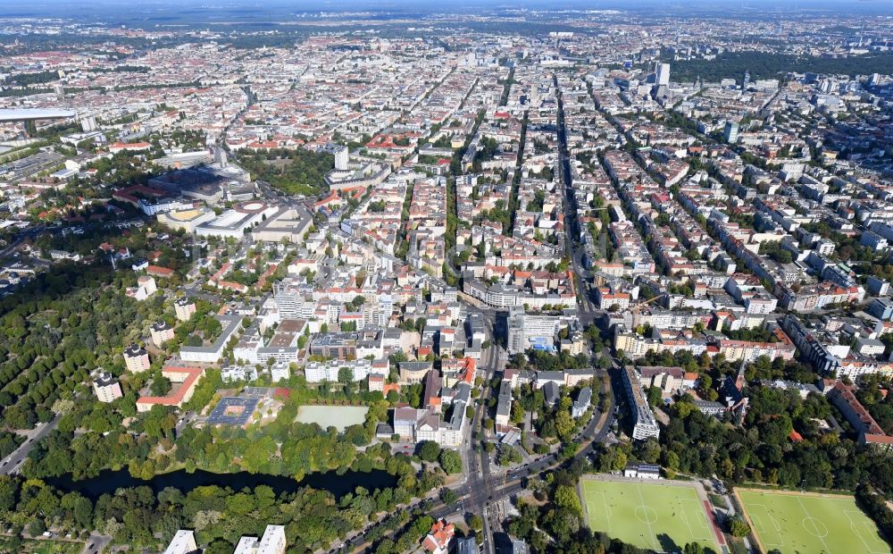 Berlin aus der Vogelperspektive: Umbau eines Büro- und Geschäftshauses an der Blissestraße im Ortsteil Wilmersdorf in Berlin, Deutschland