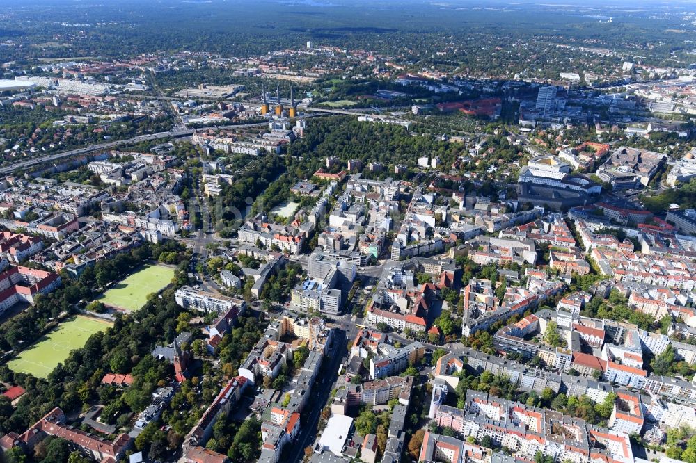 Berlin von oben - Umbau eines Büro- und Geschäftshauses an der Blissestraße im Ortsteil Wilmersdorf in Berlin, Deutschland