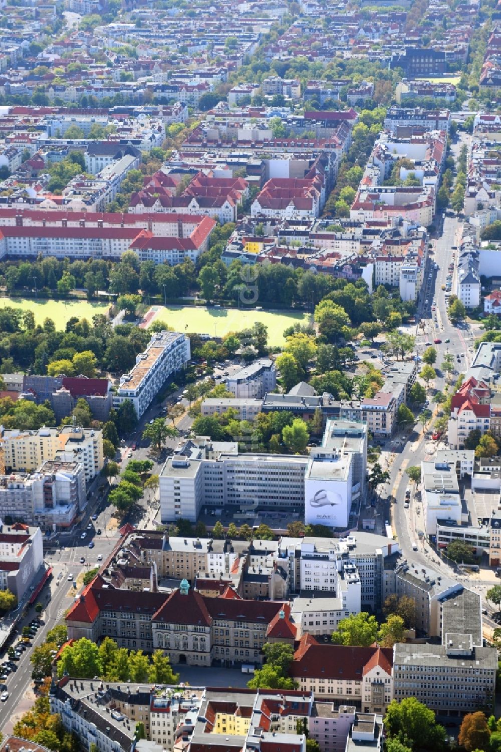 Berlin von oben - Umbau eines Büro- und Geschäftshauses an der Blissestraße im Ortsteil Wilmersdorf in Berlin, Deutschland