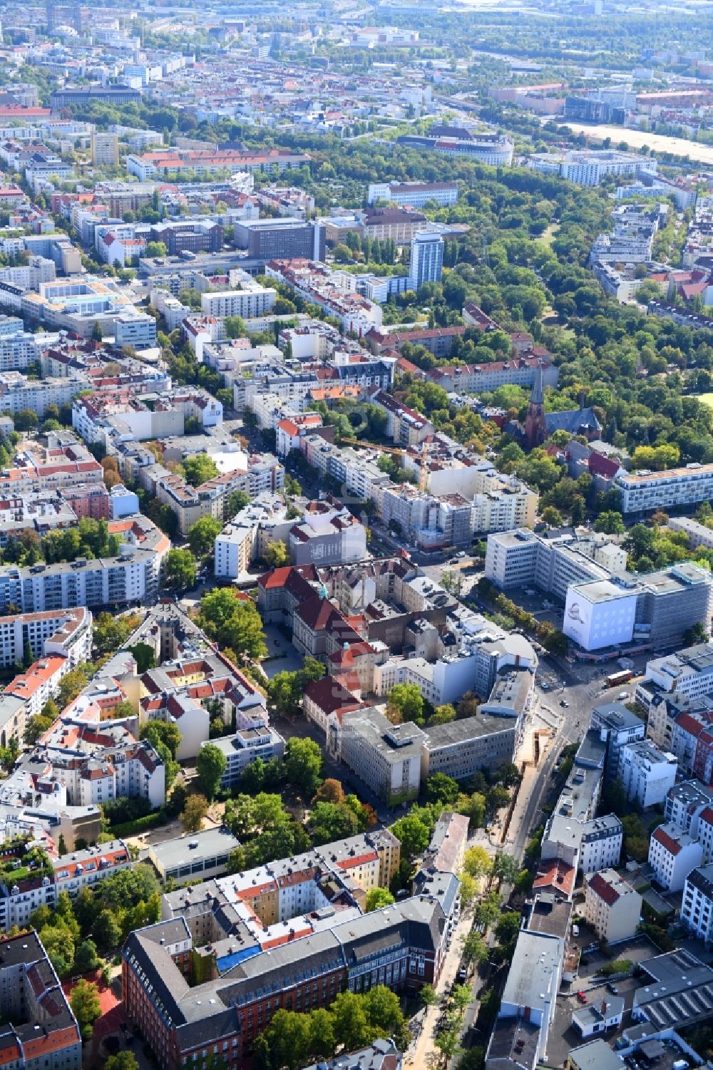 Berlin aus der Vogelperspektive: Umbau eines Büro- und Geschäftshauses an der Blissestraße im Ortsteil Wilmersdorf in Berlin, Deutschland