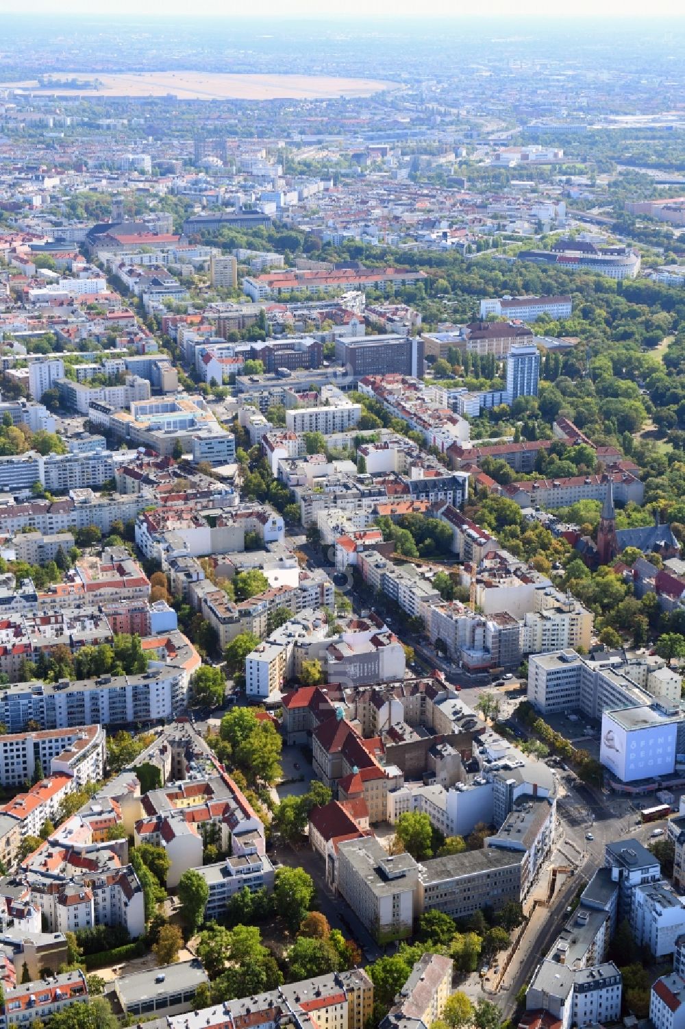 Luftbild Berlin - Umbau eines Büro- und Geschäftshauses an der Blissestraße im Ortsteil Wilmersdorf in Berlin, Deutschland