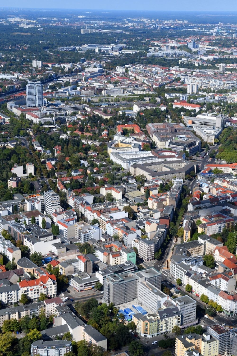 Luftaufnahme Berlin - Umbau eines Büro- und Geschäftshauses an der Blissestraße im Ortsteil Wilmersdorf in Berlin, Deutschland