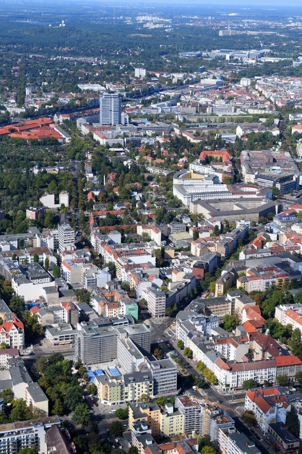 Berlin von oben - Umbau eines Büro- und Geschäftshauses an der Blissestraße im Ortsteil Wilmersdorf in Berlin, Deutschland