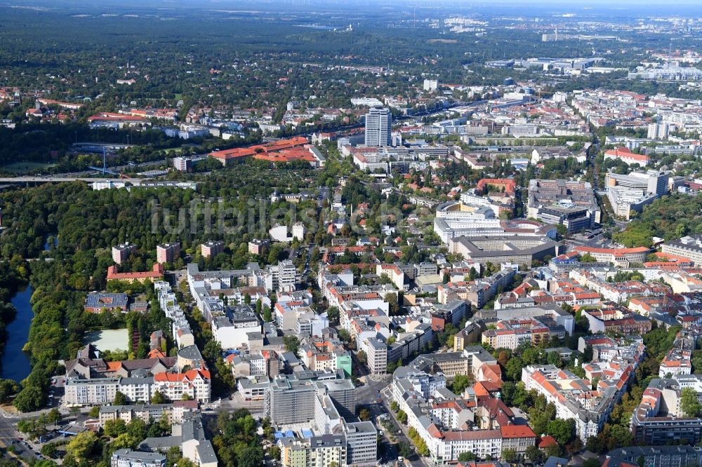 Berlin aus der Vogelperspektive: Umbau eines Büro- und Geschäftshauses an der Blissestraße im Ortsteil Wilmersdorf in Berlin, Deutschland