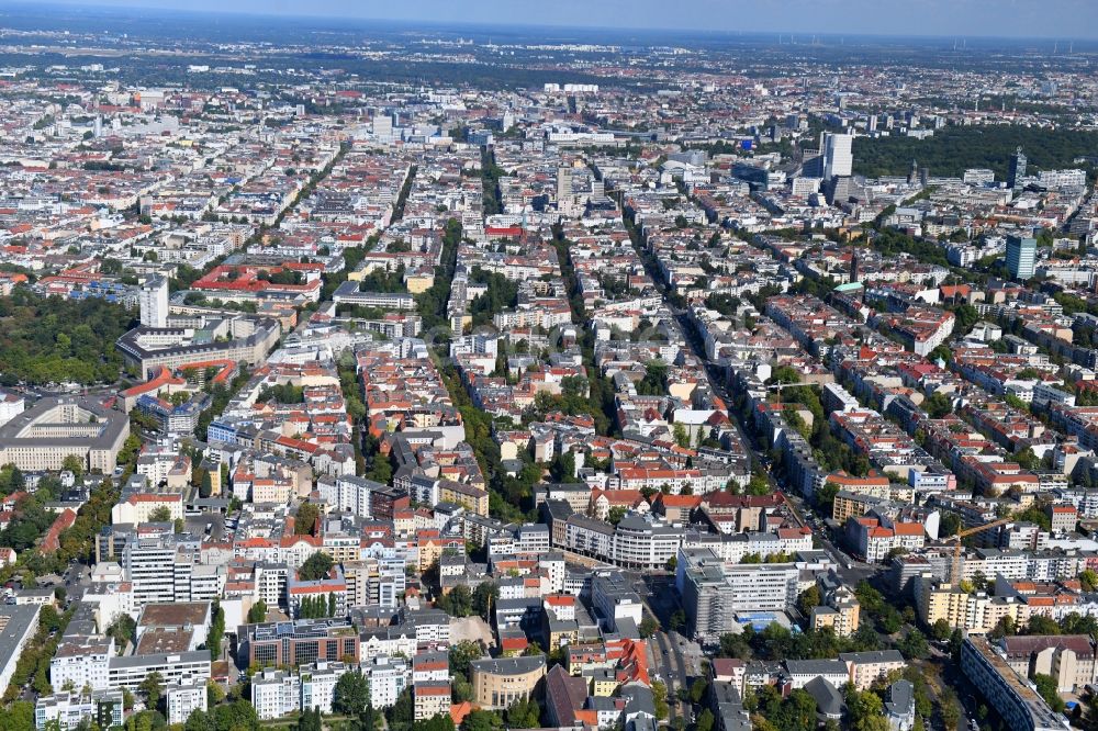 Berlin von oben - Umbau eines Büro- und Geschäftshauses an der Blissestraße im Ortsteil Wilmersdorf in Berlin, Deutschland