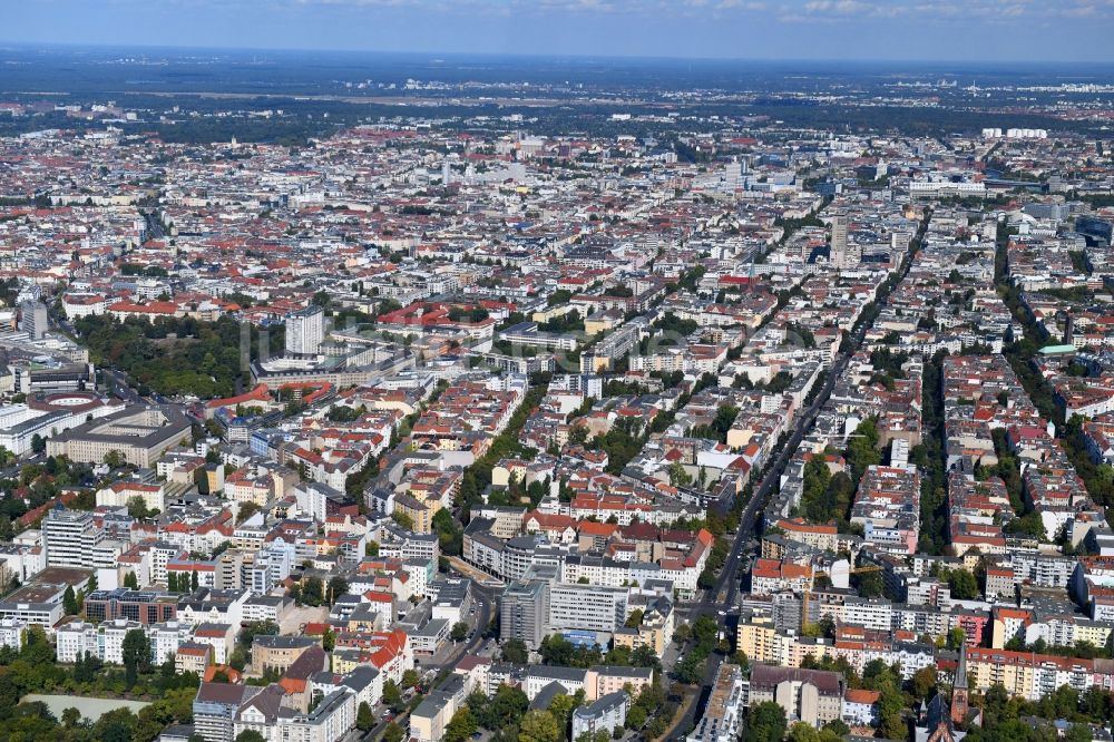 Berlin aus der Vogelperspektive: Umbau eines Büro- und Geschäftshauses an der Blissestraße im Ortsteil Wilmersdorf in Berlin, Deutschland