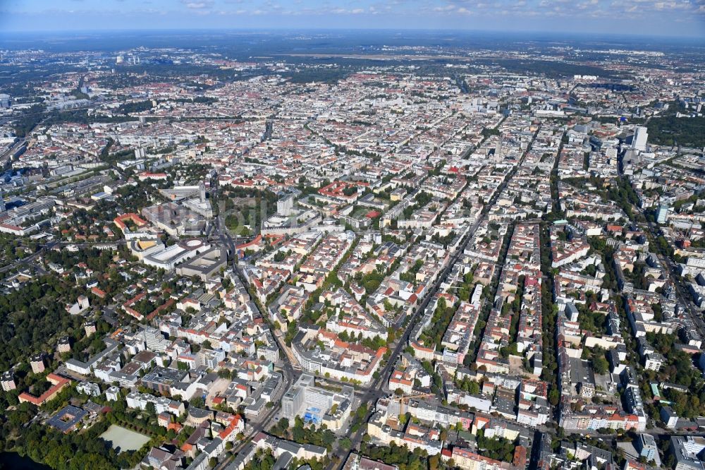 Luftbild Berlin - Umbau eines Büro- und Geschäftshauses an der Blissestraße im Ortsteil Wilmersdorf in Berlin, Deutschland