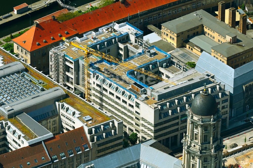 Berlin aus der Vogelperspektive: Umbau eines Büro- und Geschäftshauses der BWB Berliner Wasserbetriebe im Ortsteil Mitte in Berlin, Deutschland