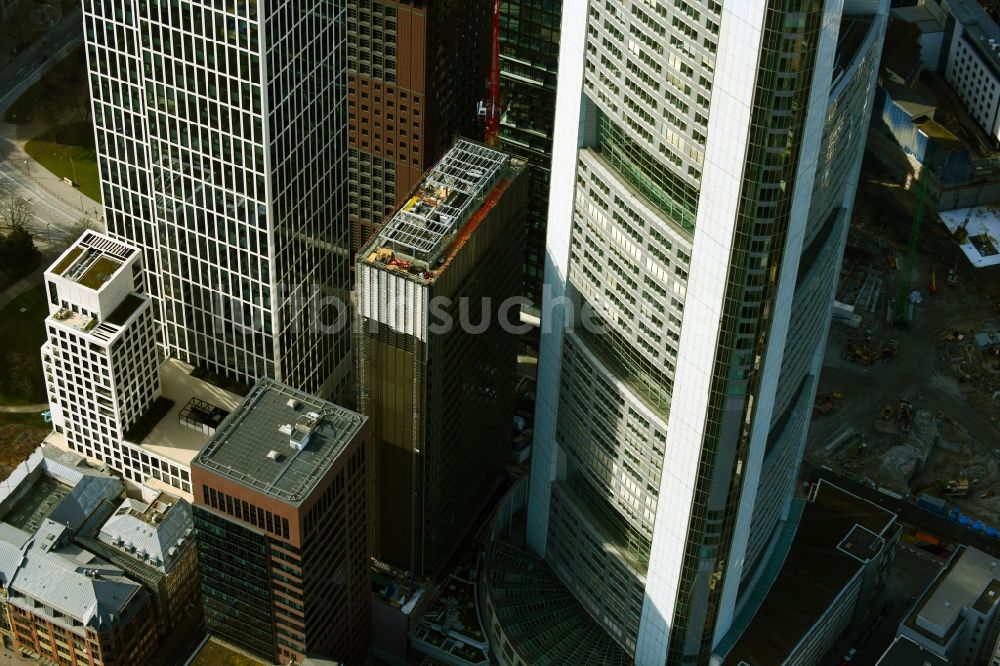 Luftbild Frankfurt am Main - Umbau eines Büro- und Geschäftshauses Global Tower im Bankenviertel in Frankfurt am Main im Bundesland Hessen, Deutschland