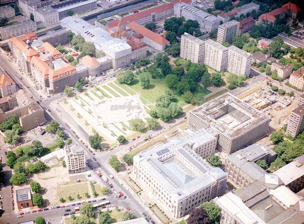 Luftbild Berlin - Umbau des ehem. DDR-Ministeriums für Bergbau und Energie an der Invalidenstraße in Berlin-Mitte .