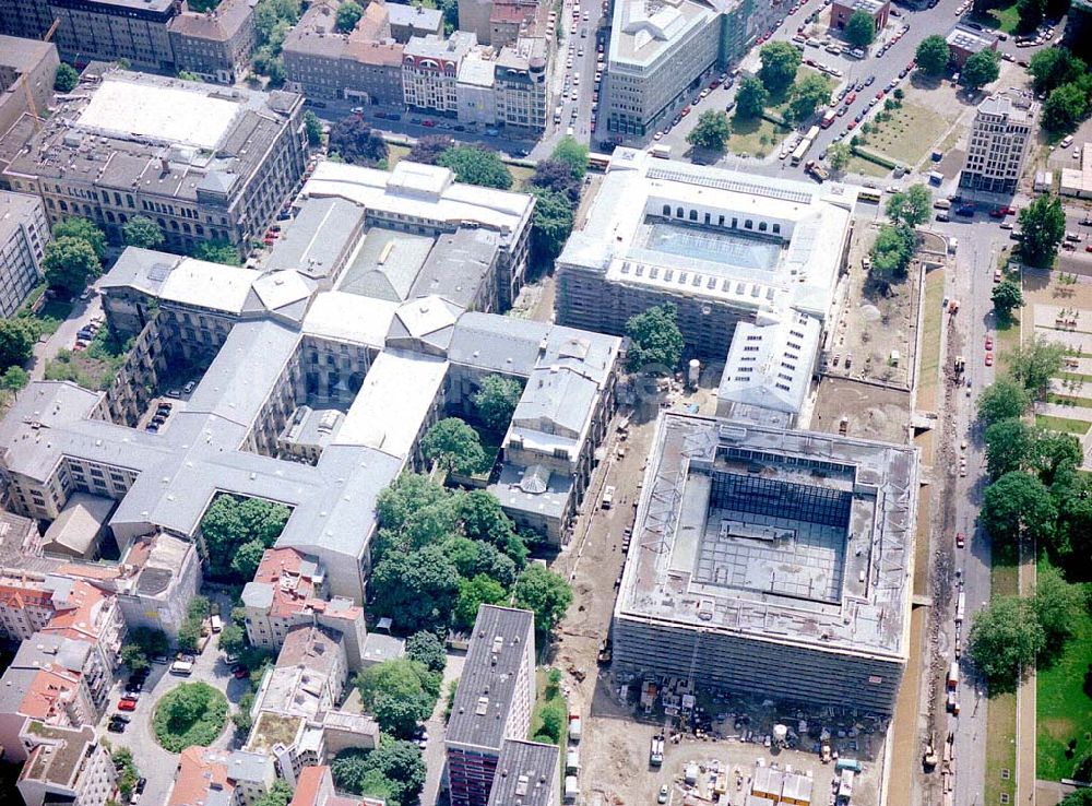 Luftaufnahme Berlin - Umbau des ehem. DDR-Ministeriums für Bergbau und Energie an der Invalidenstraße in Berlin-Mitte .