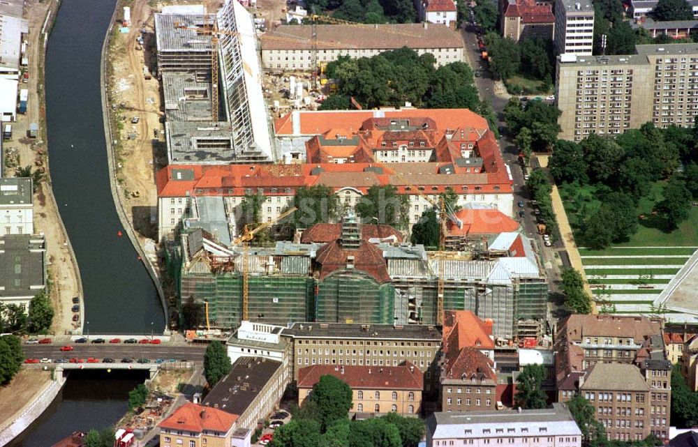 Berlin aus der Vogelperspektive: Umbau des ehem. DDR-Regierungskrankenhaus zum Wirtschaftsministerium (an der Invalidenstraße).