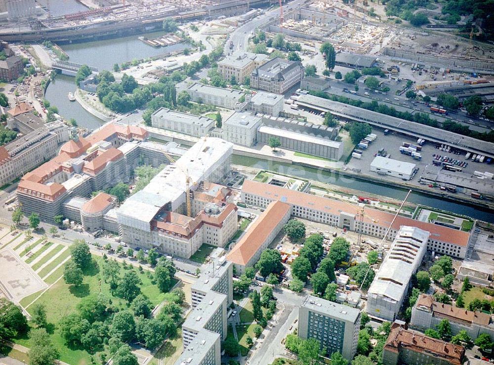 Berlin von oben - Umbau des ehem. DDR-Regierungskrankenhauses an der Invalidenstraße in Berlin-Mitte zum Wirtschaftsministerium