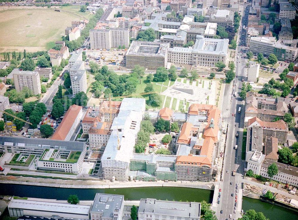 Berlin aus der Vogelperspektive: Umbau des ehem. DDR-Regierungskrankenhauses an der Invalidenstraße in Berlin-Mitte zum Wirtschaftsministerium