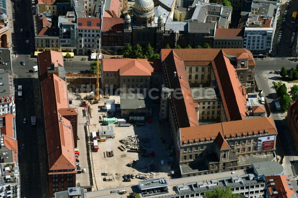 Berlin von oben - Umbau des ehemaligen Haupttelegrafenamt zum neuen Büro- und Geschäftsgebäude FORUM an der MUSEUMSINSEL im Ortsteil Mitte in Berlin, Deutschland