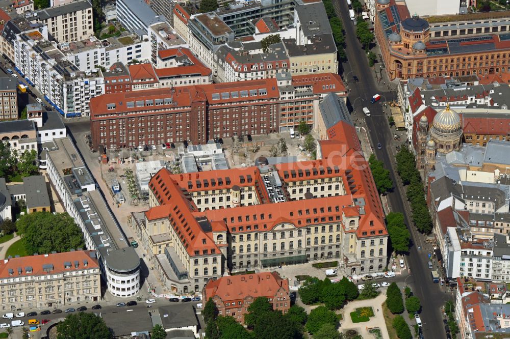 Luftbild Berlin - Umbau des ehemaligen Haupttelegrafenamtes zum neuen Büro- und Geschäftsgebäude FORUM an der MUSEUMSINSEL in Berlin, Deutschland