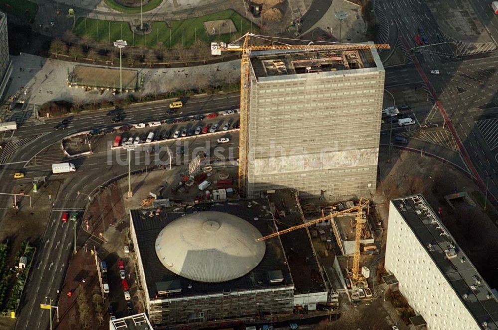 Luftaufnahme Berlin - Umbau am ehemaligen Haus des Lehrers am Alexanderplatz im Bild auch Kongresshalle