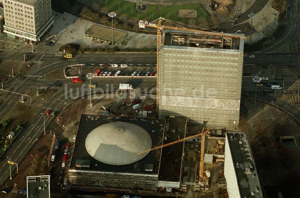 Berlin von oben - Umbau am ehemaligen Haus des Lehrers am Alexanderplatz im Bild auch Kongresshalle