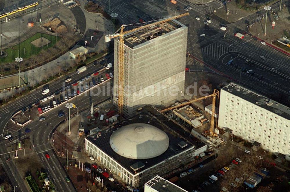 Luftbild Berlin - Umbau am ehemaligen Haus des Lehrers am Alexanderplatz im Bild auch Kongresshalle