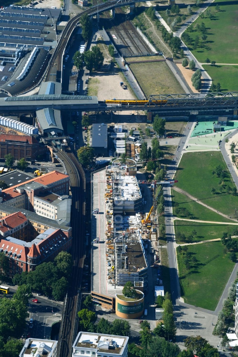 Berlin von oben - Umbau und Erweiterung von Parkdeck auf dem Gebäude des Parkhauses zu Wohnanlage Gleis Park im Ortsteil Kreuzberg in Berlin, Deutschland