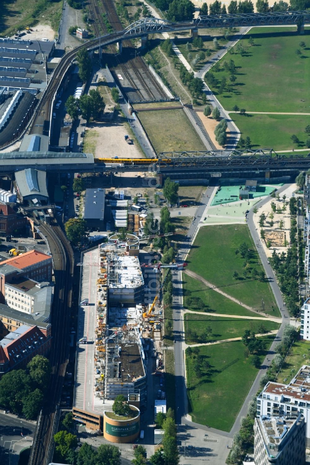 Luftbild Berlin - Umbau und Erweiterung von Parkdeck auf dem Gebäude des Parkhauses zu Wohnanlage Gleis Park im Ortsteil Kreuzberg in Berlin, Deutschland