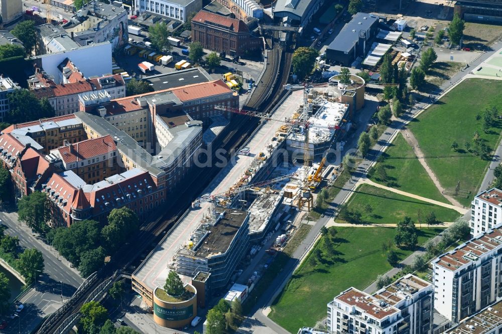 Luftaufnahme Berlin - Umbau und Erweiterung von Parkdeck auf dem Gebäude des Parkhauses zu Wohnanlage Gleis Park im Ortsteil Kreuzberg in Berlin, Deutschland