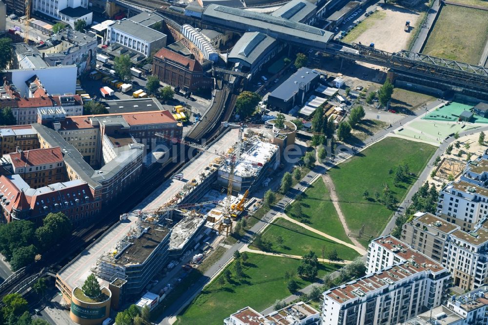 Berlin von oben - Umbau und Erweiterung von Parkdeck auf dem Gebäude des Parkhauses zu Wohnanlage Gleis Park im Ortsteil Kreuzberg in Berlin, Deutschland