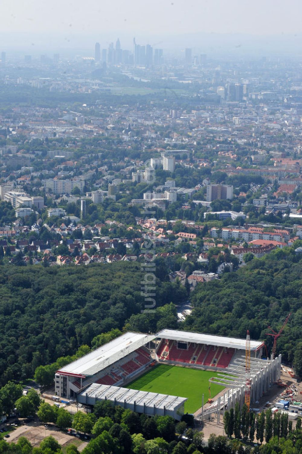 Offenbach aus der Vogelperspektive: Umbau- und Erweiterungsarbeiten am Stadion Bieberer Berg / Sparda-Bank-Hessen-Stadion in Offenbach