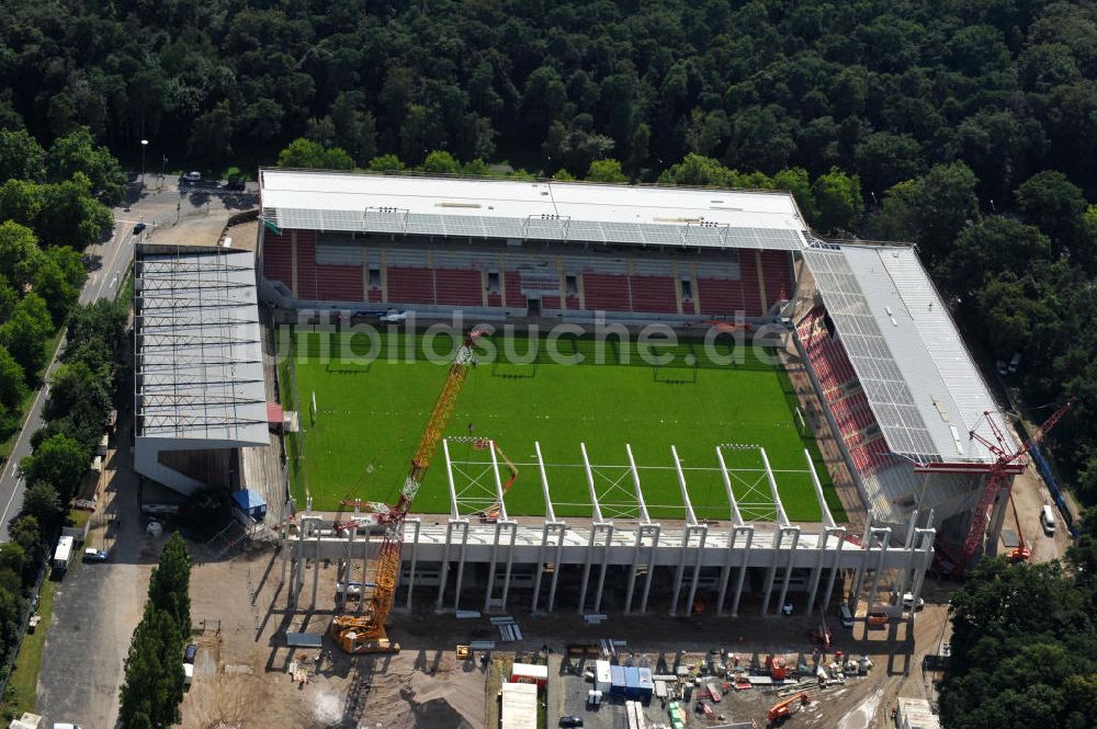 Offenbach aus der Vogelperspektive: Umbau- und Erweiterungsarbeiten am Stadion Bieberer Berg / Sparda-Bank-Hessen-Stadion in Offenbach