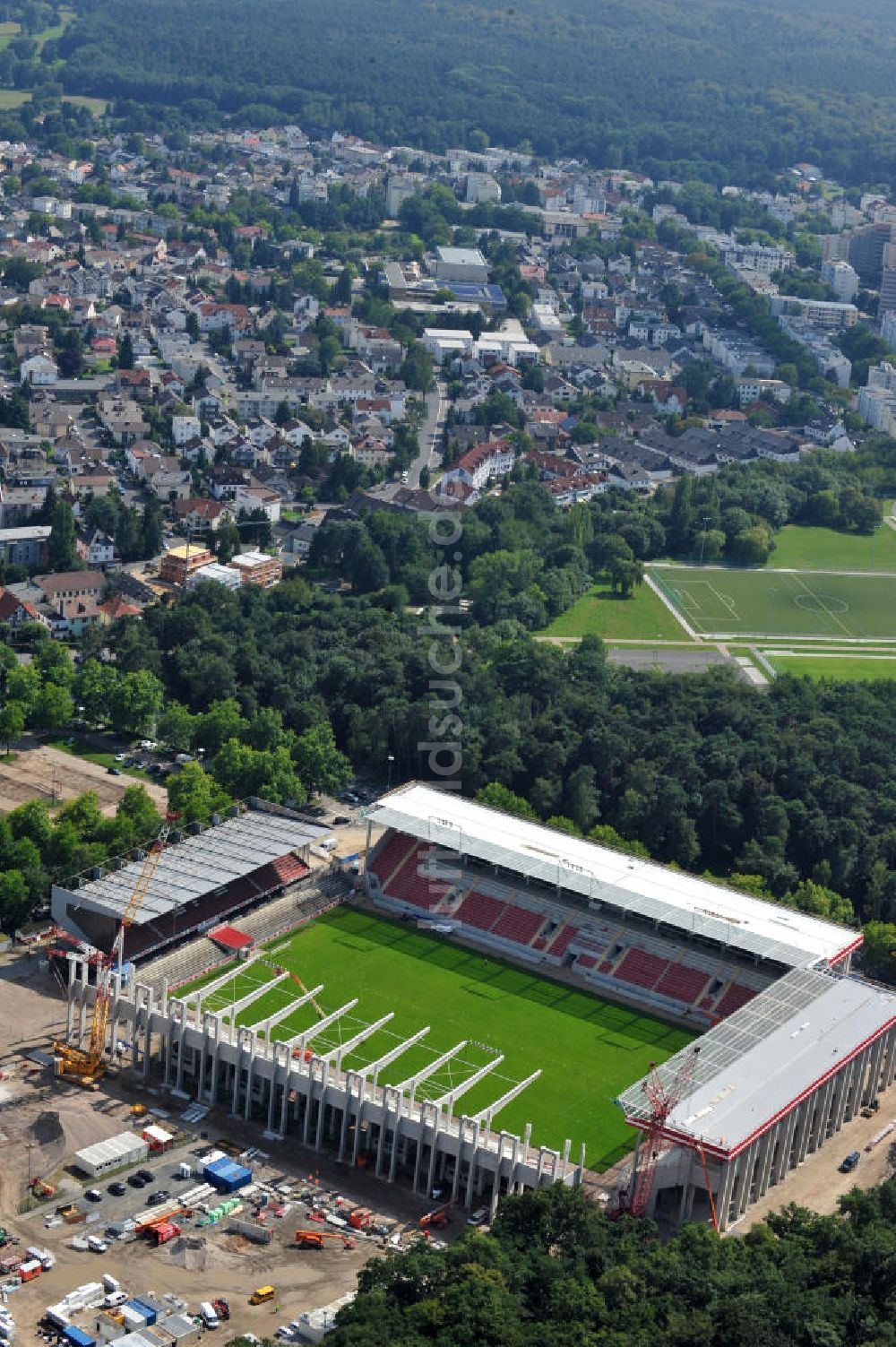 Offenbach aus der Vogelperspektive: Umbau- und Erweiterungsarbeiten am Stadion Bieberer Berg / Sparda-Bank-Hessen-Stadion in Offenbach