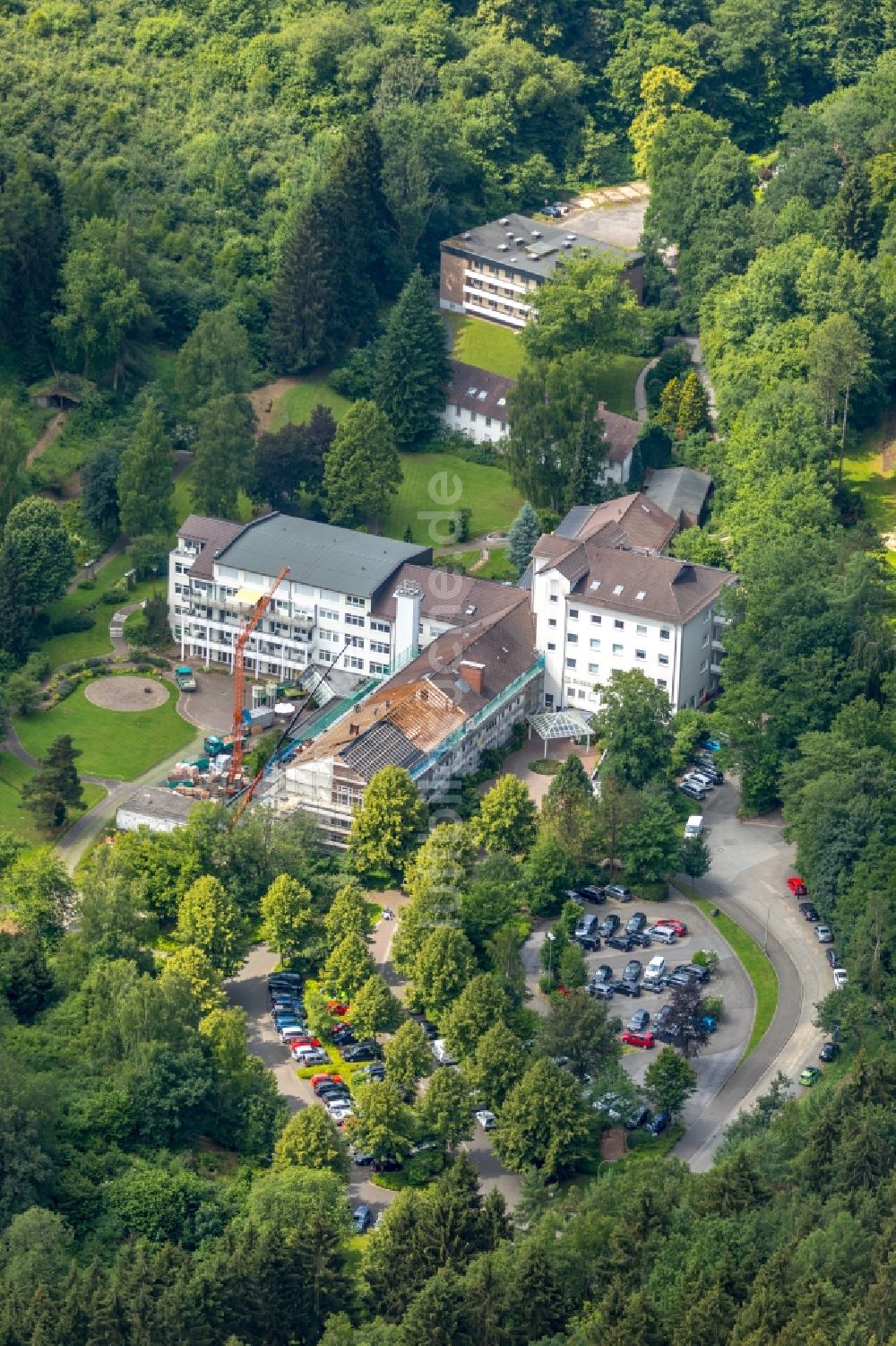 Luftaufnahme Sundern (Sauerland) - Umbau eines Gebäudekomplex auf dem Klinikgelände der Sauerlandklinik Hachen in Sundern (Sauerland) im Bundesland Nordrhein-Westfalen, Deutschland