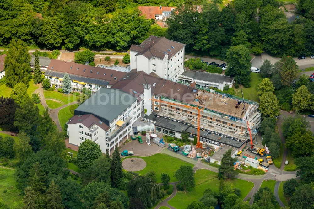 Sundern (Sauerland) von oben - Umbau eines Gebäudekomplex auf dem Klinikgelände der Sauerlandklinik Hachen in Sundern (Sauerland) im Bundesland Nordrhein-Westfalen, Deutschland