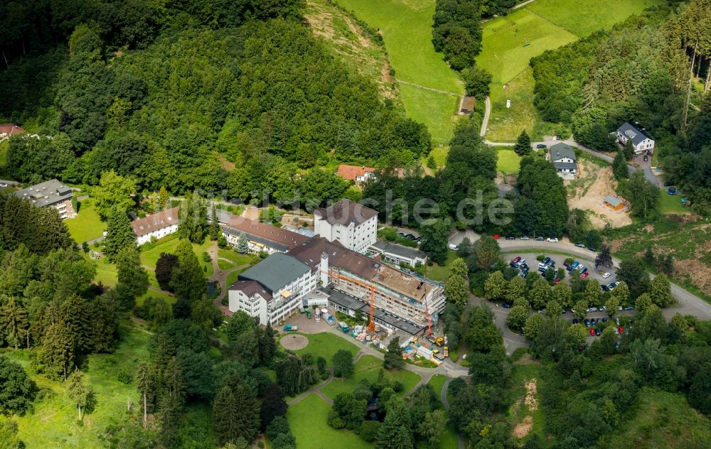 Sundern (Sauerland) aus der Vogelperspektive: Umbau eines Gebäudekomplex auf dem Klinikgelände der Sauerlandklinik Hachen in Sundern (Sauerland) im Bundesland Nordrhein-Westfalen, Deutschland