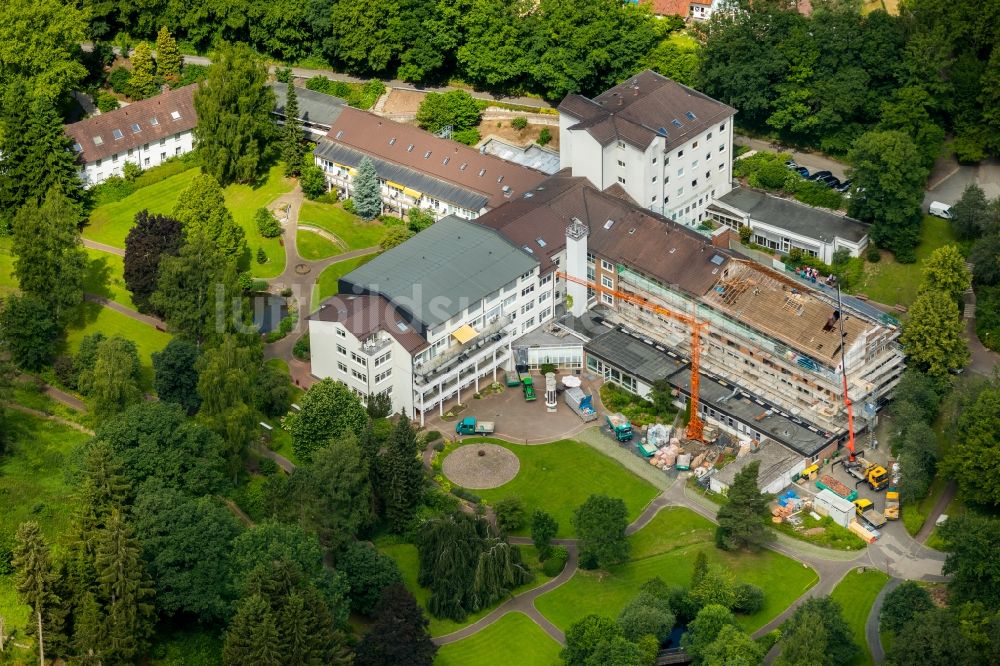 Luftbild Sundern (Sauerland) - Umbau eines Gebäudekomplex auf dem Klinikgelände der Sauerlandklinik Hachen in Sundern (Sauerland) im Bundesland Nordrhein-Westfalen, Deutschland