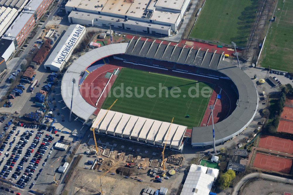 Braunschweig von oben - Umbau der Haupttribühne am Eintracht- Stadion in Braunschweig