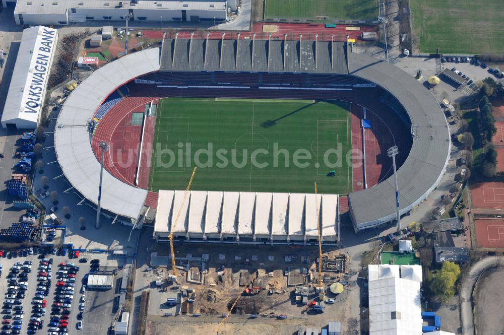 Braunschweig aus der Vogelperspektive: Umbau der Haupttribühne am Eintracht- Stadion in Braunschweig