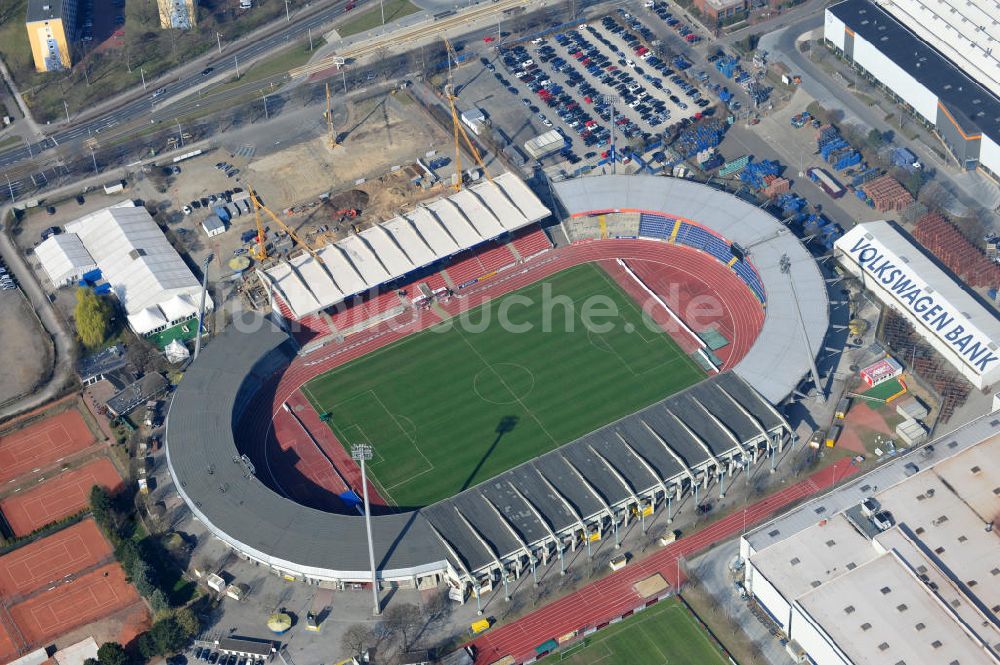 Braunschweig von oben - Umbau der Haupttribühne am Eintracht- Stadion in Braunschweig