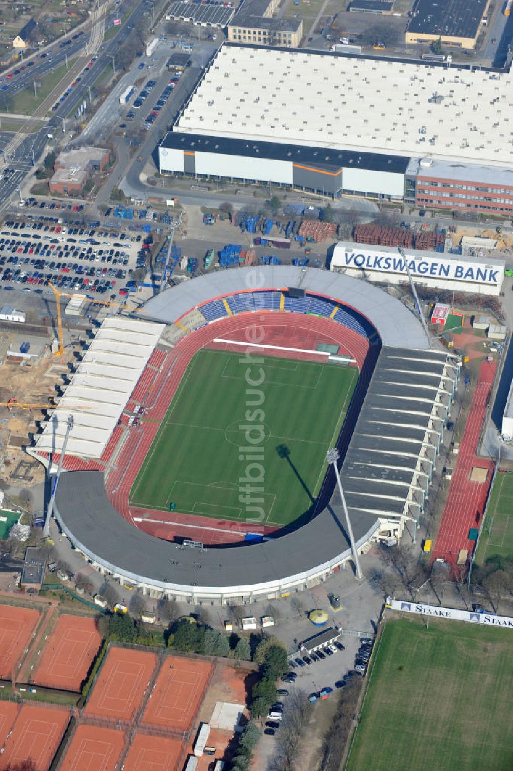 Braunschweig aus der Vogelperspektive: Umbau der Haupttribühne am Eintracht- Stadion in Braunschweig