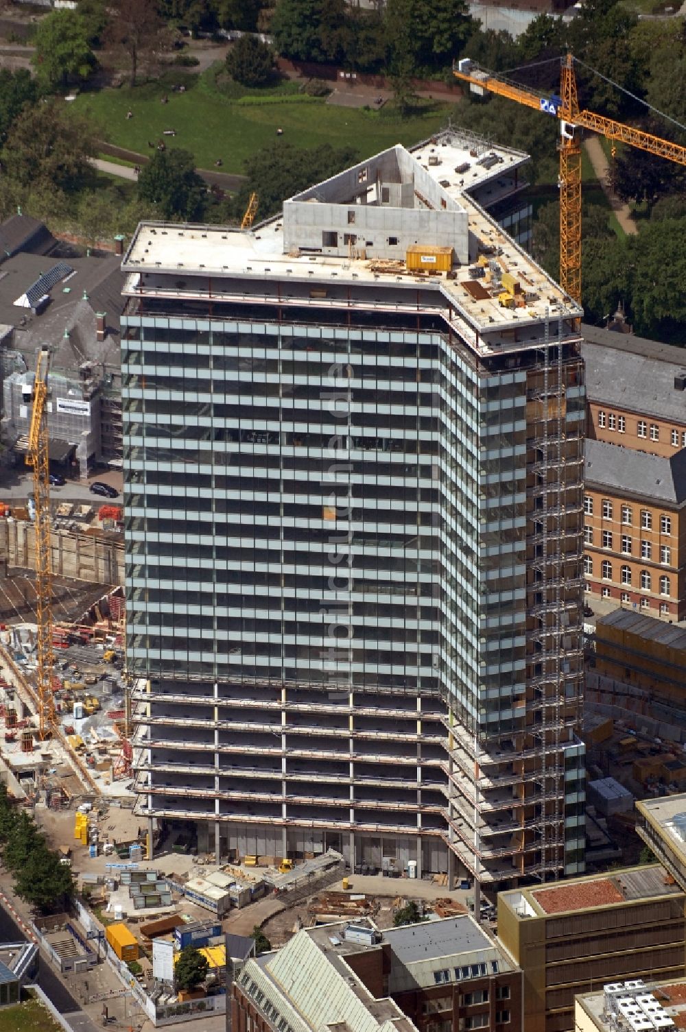 Hamburg von oben - Umbau des Hochhaus- Ensemble Emporio-Hochhaus im Ortsteil Neustadt in Hamburg, Deutschland