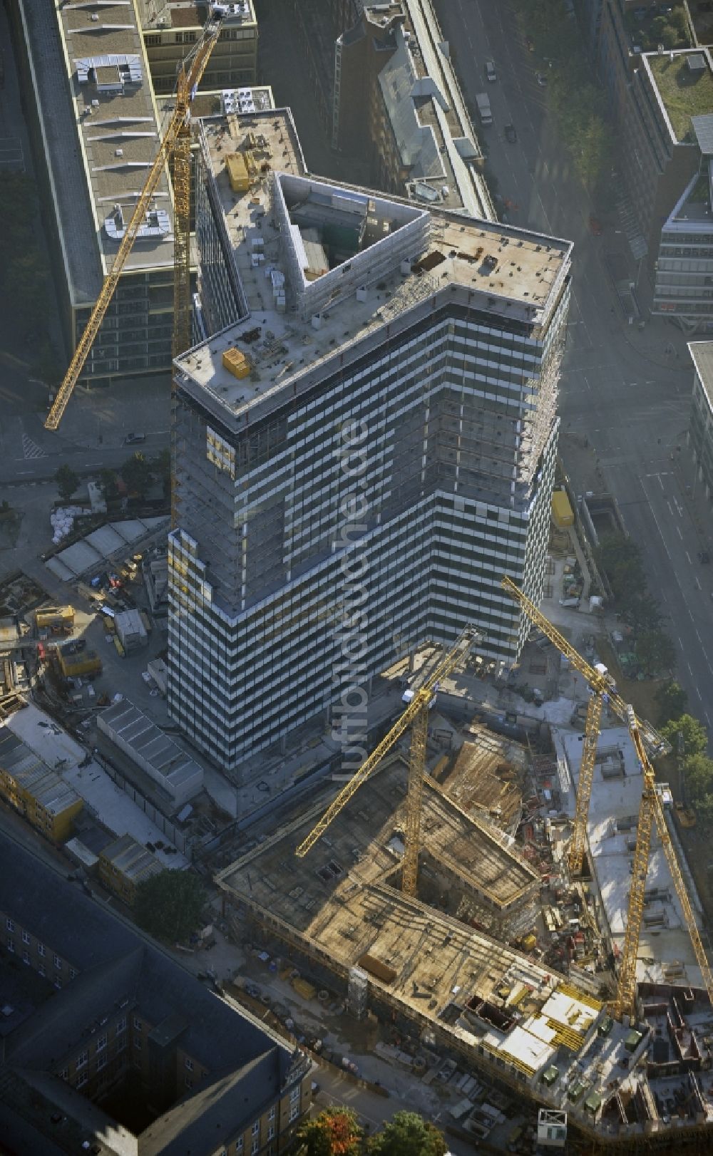 Hamburg aus der Vogelperspektive: Umbau des Hochhaus- Ensemble Emporio-Hochhaus im Ortsteil Neustadt in Hamburg, Deutschland