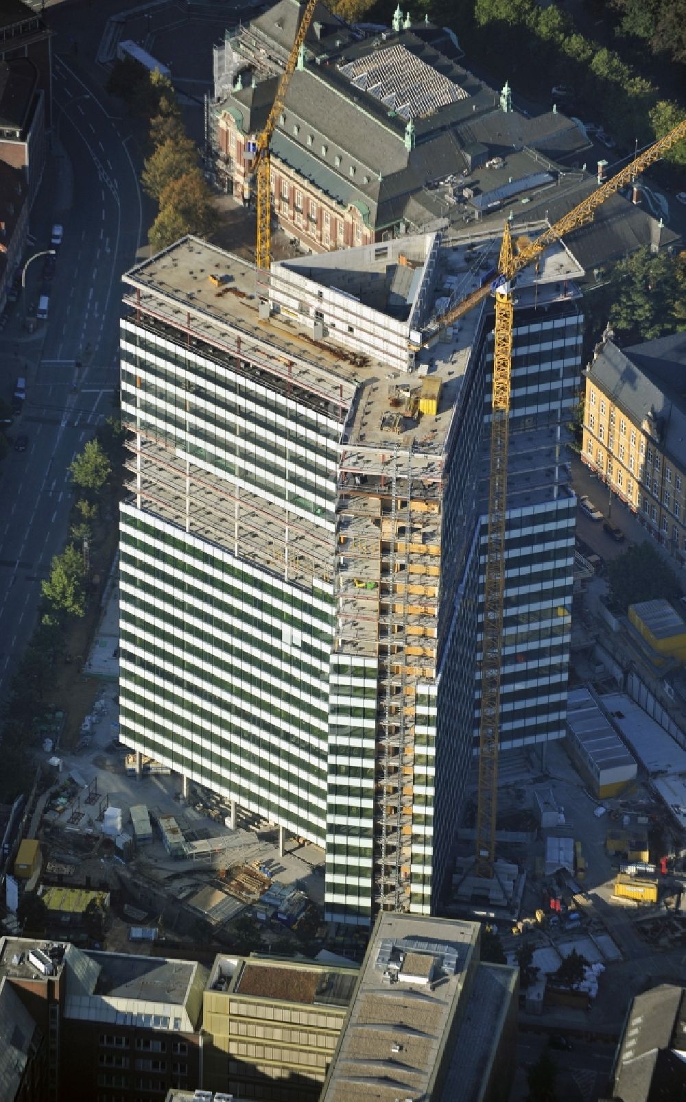 Hamburg aus der Vogelperspektive: Umbau des Hochhaus- Ensemble Emporio-Hochhaus im Ortsteil Neustadt in Hamburg, Deutschland