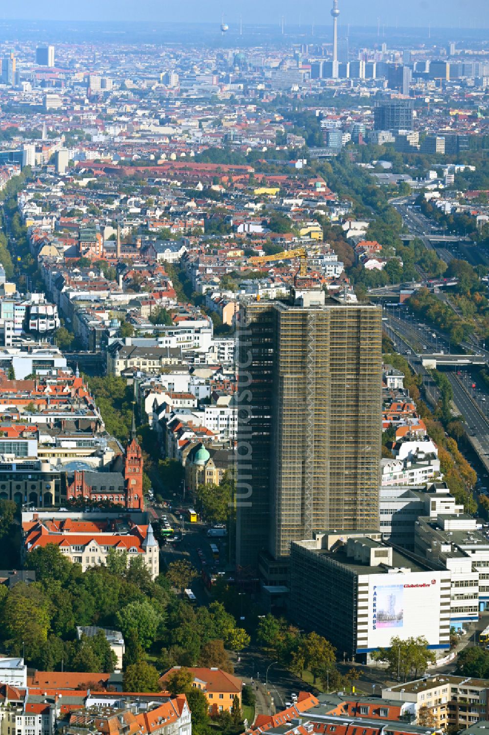 Berlin von oben - Umbau Hochhaus- Gebäude Steglitzer Kreisel im Bezirk Steglitz in Berlin